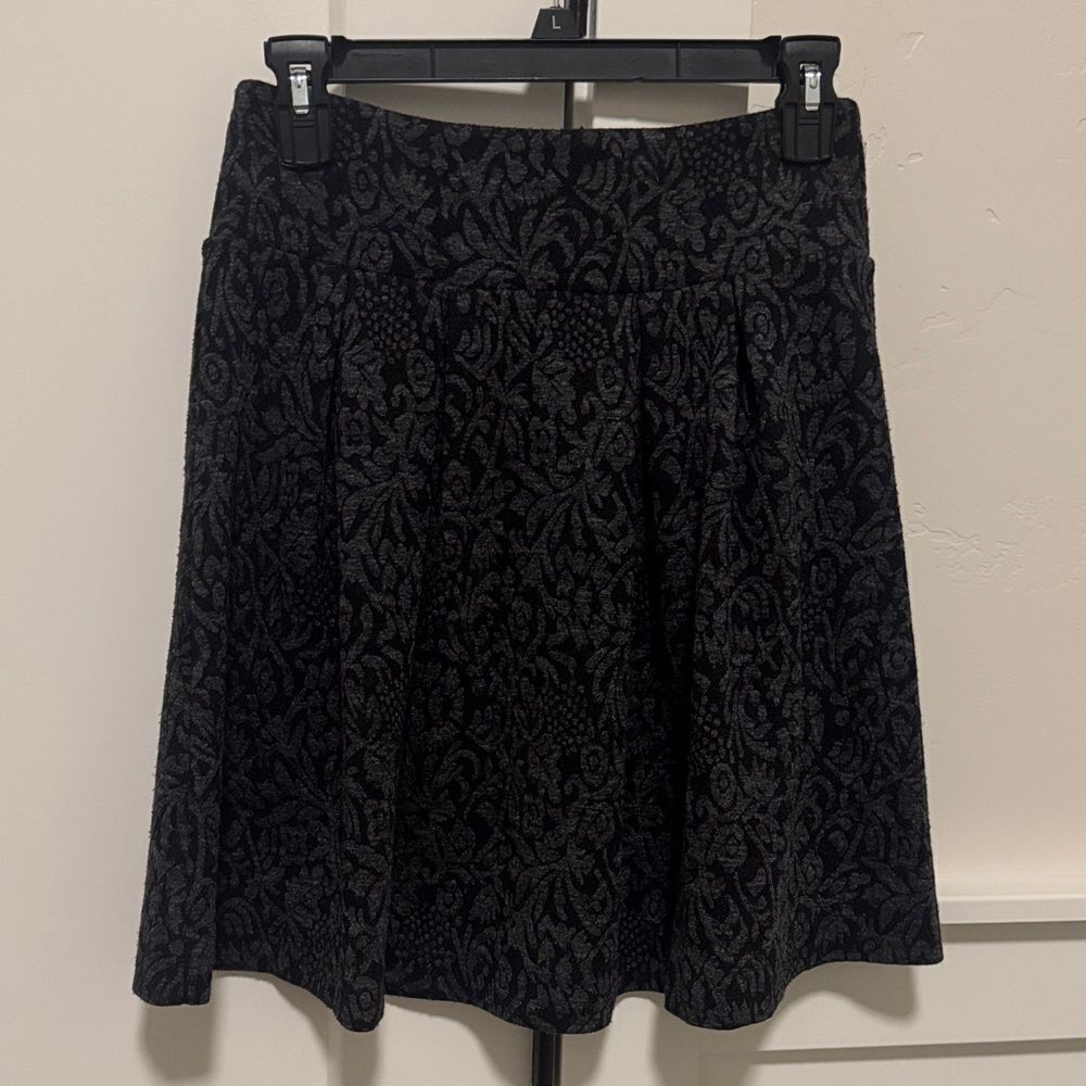 LOFT Black and Gray Floral Textured A-Line Front Pleated Skirt Women’s Size 0